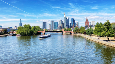 Frankfurt: GroÃe Reinigungsaktion am Main